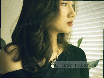 高清画质下暗色人体特写，细节清晰，带霓虹光效